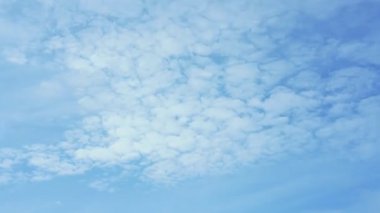 Zaman kavramı beyaz döner bulutlar ve sis kaplar mavi cenneti