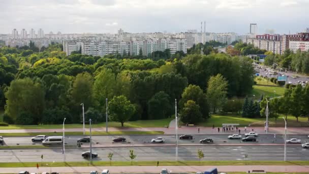 Timelapse занятые автомобили и желтые автобусы движения мимо городского парка — стоковое видео