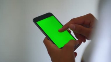kız parmakları açık arkaplanda krom tuş görüntüsünü kaydırır