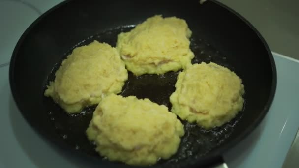 Traditional potato pancakes in frying pan on electric stove — Stock Video