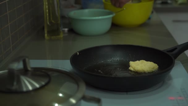 Mujer pone patata mezclada en sartén panqueques de cocina — Vídeo de stock