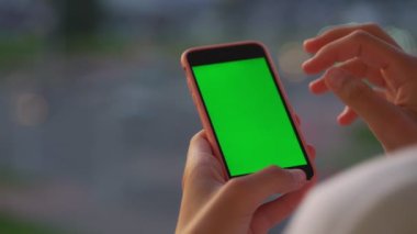 kız parmakları bokeh arkaplanındaki kromakey görüntüyü kaydırır