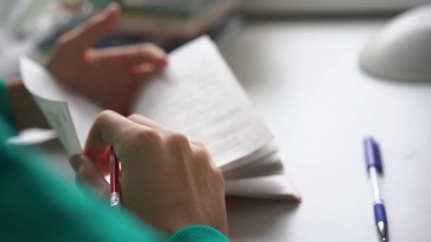 Estudante universitário menina escreve em copybook fazendo exercícios — Vídeo de Stock