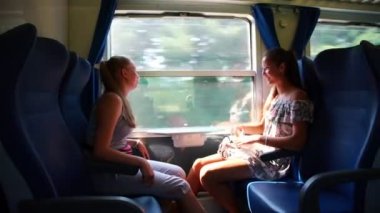 Güzel esmer, trendeki kız arkadaşına lezzetli elma verir.