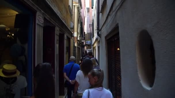 Meisjes lopen met menigte in Venetië straat achterzijde uitzicht — Stockvideo