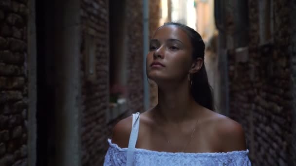 Carino ragazza passeggiate guardando Venezia vecchio strada pareti primo piano — Video Stock