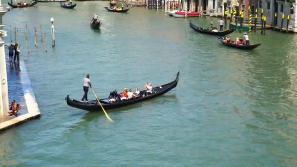 Longue gondole avec des touristes glisse sur l'eau du canal à Venise — Video