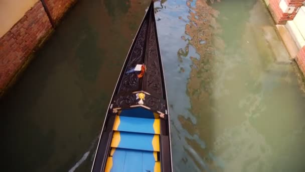 Larga góndola con los turistas se desliza canal estrecho vista superior — Vídeo de stock