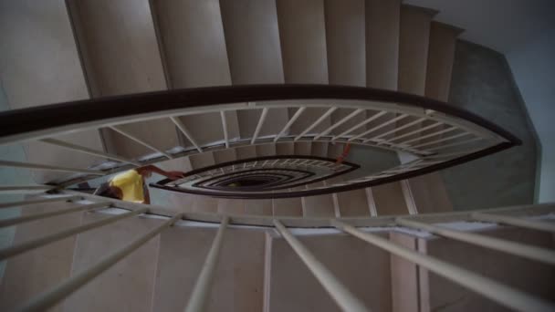 adolescent filles marcher jusqu'à enroulement escalier vue de près à partir d'en haut 