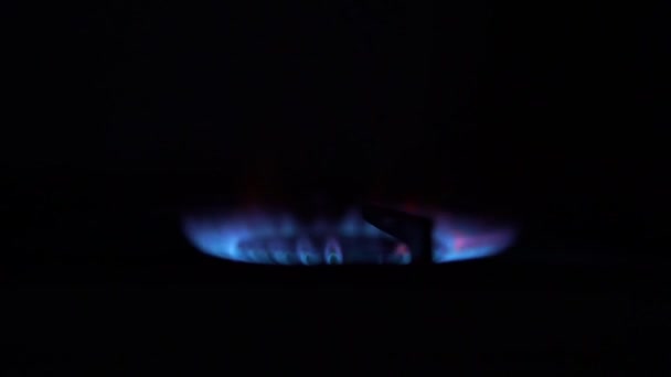 Плита горелка включена в темной кухне обеспечивает голубой газ — стоковое видео