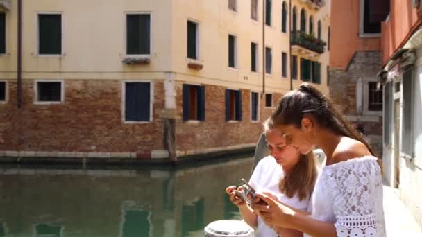 Niedliche Mädchen Fotos Häuser und Kanal in Venedig Nahaufnahme — Stockvideo