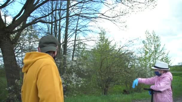 Дедушка и внучка в масках восхищаются сельскими пейзажами — стоковое видео