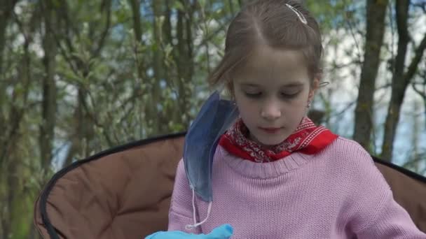 Junge Dame in blauen sterilen Handschuhen zieht Einmalmaske aus — Stockvideo