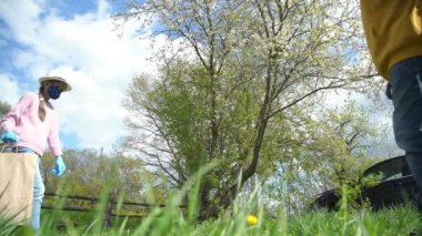 Maskeli kız büyükbabaya çayırdaki çantayı getirir ve gider.