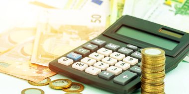 Altın sikkeleri ve banknotları olan dijital hesap makinesi