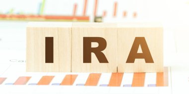 Tablonun üzerindeki tahta bloklarda farklı grafiklerle Ira harfleri.