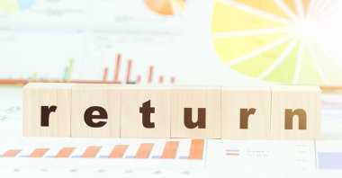 Sözcük geri dönüşü masadaki tahta bloklarda harflerle yapılır.