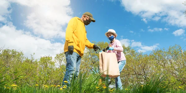 Mädchen trägt Tasche mit Essen zu Opa, der Roller fährt — Stockfoto