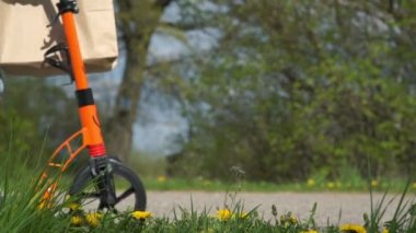 Scooter 'lı çocuk, büyükbaba için bir çanta dolusu mal getiriyor.