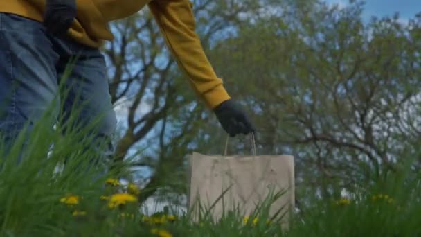 Homme en gant prend sac fille sur scooter promenades loin par les arbres — Video