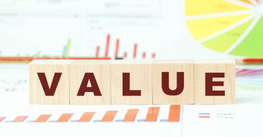 Masadaki tahta bloklardaki siyah harflerle yapılmış kelime değeri