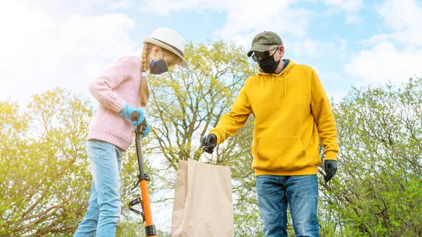 Opa mit Tasche und Enkelin mit Roller gegen Bäume — Stockfoto