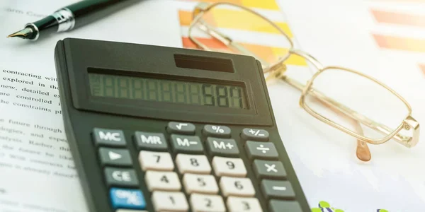 Sayı kalemi ve gözlük makrosu olan güneş enerjili hesap makinesi