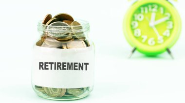 Yeşil saate karşı emeklilik için para kutusu