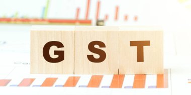 Harfler farklı grafiklerle tahta bloklar üzerinde gst