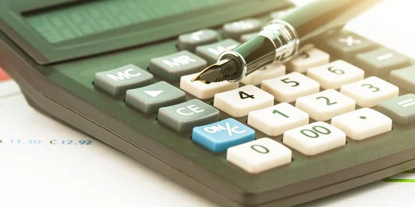 Siyah renkli siyah tüy, modası geçmiş hesap makinesinde yatıyor