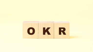 Sarı arkaplanda tahta küplere yazılmış harfler.