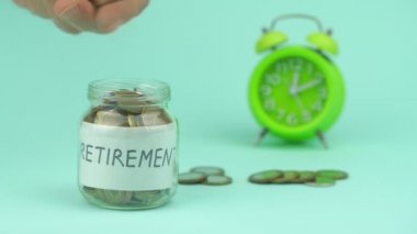 Emeklilik yakınlaşması için cam kavanoza bozuk para atıyorlar.