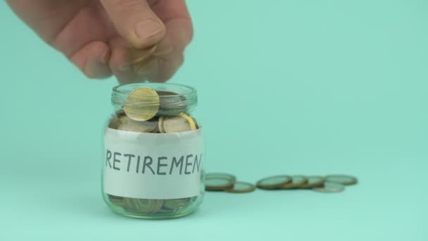 Mão pessoa coloca moedas em caixa de vidro para a aposentadoria — Vídeo de Stock