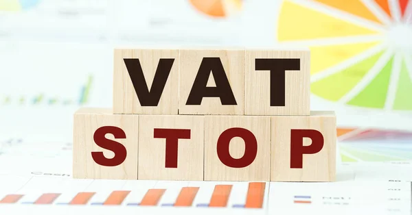 Λέξεις stop vat γίνονται με γράμματα σε ξύλινους κύβους στο γραφείο — Φωτογραφία Αρχείου