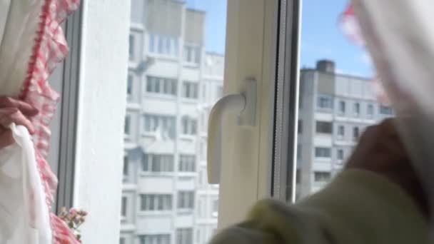 Gerijpte man gerimpelde handen open gordijnen en vensteropening — Stockvideo