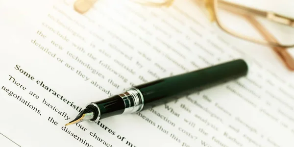 Siyah rengin kaliteli kalemi kontrat kağıtlarının üzerinde yatıyor makro.