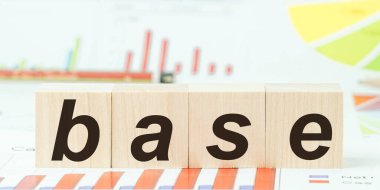 Masanın üstündeki tahta küplerin üzerine siyah harflerle yazılmış sözcük tabanı.