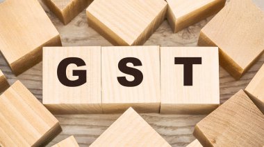 siyah harfler küçük tahta bloklar ve boş detaylar üzerinde gst