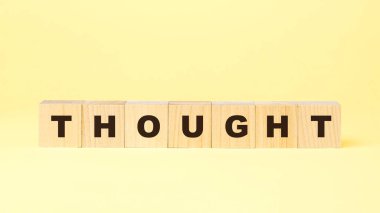 Sözcük, sarı arka planda küçük tahta küplerle düşünüldü