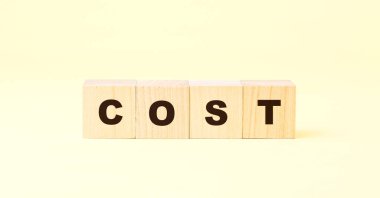 Kelime maliyeti siyah harflerle sarı tahta bloklarda.