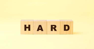 Sözcük önce ahşap bloklardaki parlak sarı harflerle