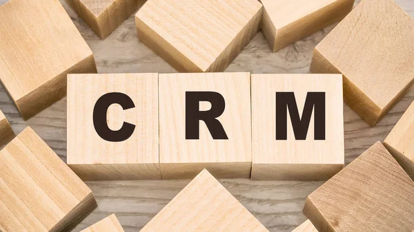 Siyah harfler küçük tahta bloklar ve boş detaylar üzerine yoğunlaşır