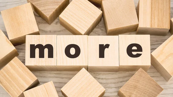 Tahta bloklar ve boş detaylar üzerinde harflerle daha fazla kelime