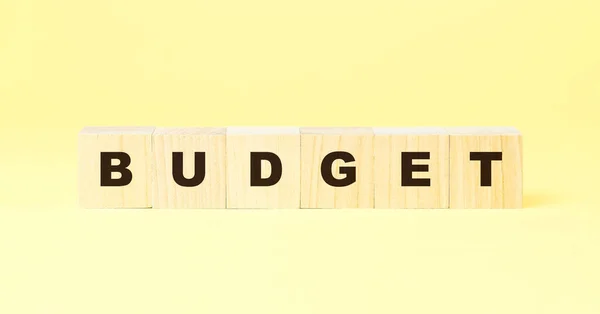 黄色の背景に木製のブロックで作られた単語の予算 — ストック写真