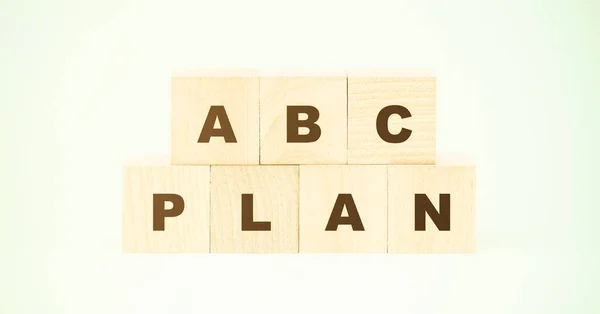 "ABC" harfi ve "Kelime Planı" yeşile karşı ahşap bloklar üzerine — Stok fotoğraf