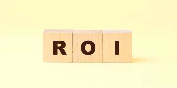 Buchstaben roi auf Holzwürfeln auf hellgelbem Hintergrund — Stockfoto