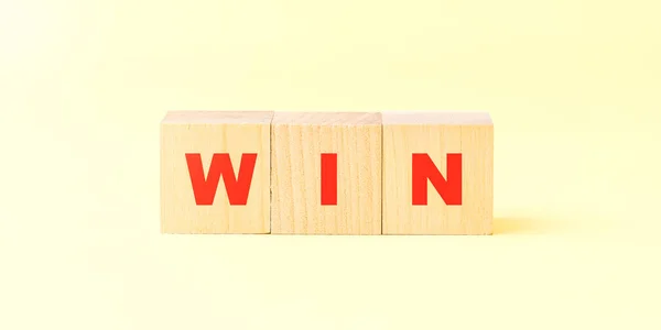 Kelime kırmızı harflerle kazanır Tahta bloklarda parlak sarı