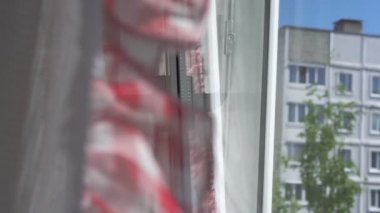 Hafif yaz rüzgarı dalgaları bulanık renkli perdeler yavaş