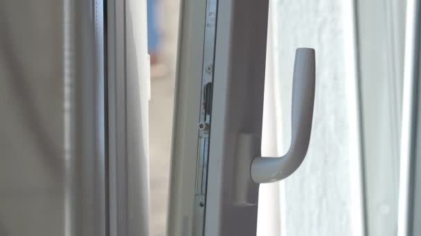 Стара людина рука закриває пластикове вікно, що тримає білу ручку — стокове відео