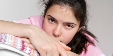 Uzun saçlı, at kuyruklu genç kız düz görünüyor.